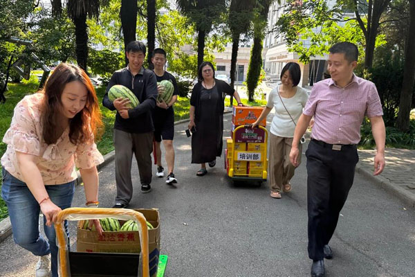 我院领导慰问招生工作人员